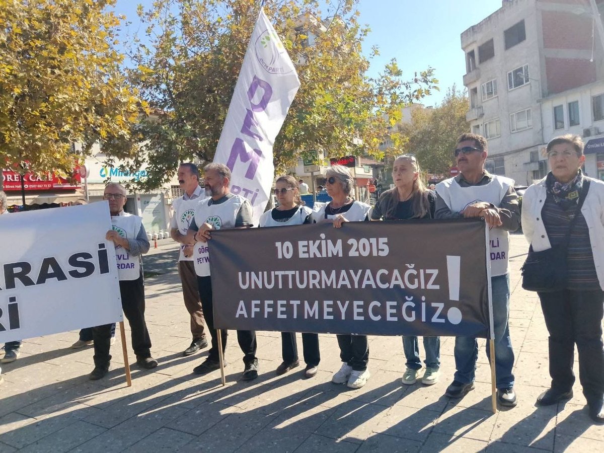 SurucAileleri's tweet photo. #10Ekim11Yıl

Gömeç, Antakya, Dersim, Eskişehir'de barış güvercinlerini anmak için bir araya geldik.

10 Ekim'in hesabı sorulacak! https://t.co/YUatVEe8zQ