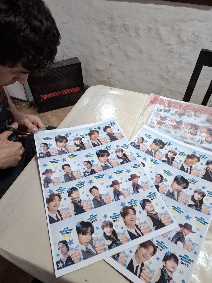 thlovezone's tweet photo. con mi novio y mi mama haciendo freebies, nos vemos el 23 en campo amichas. acepten mis freebies 😔👍 https://t.co/RAXq71JydV