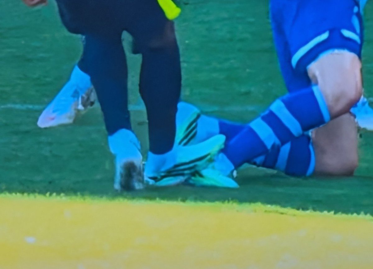 AdriRM33's tweet photo. Lookman clava los tacos en el tobillo del JUGADOR del ALAVÉS y tarjeta amarilla.

Ángel Pérez hace lo mismo con Julián Álvarez y tarjeta ROJA.

Es todo tan vergonzoso. https://t.co/CJsttgVx7u