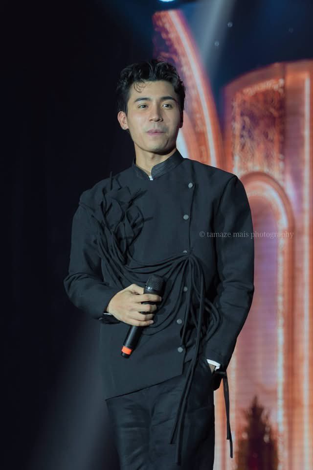 Keytirh's tweet photo. a closer look of his outfit...
a true Fashion Icon 

BRENT SERENADES BB OROQUIETA
BRENT SERENADES BB OROQUIETA
#BrentManalo https://t.co/UANWivLxRa