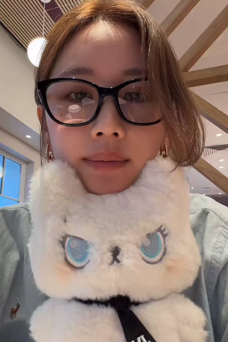 ojjing_eo's tweet photo. 👩🏻: are koko’s ears specifically for you to place your chin? 
🥥: perfect for my 下巴, 你看 
(perfect for my chin, you see) 

-

the cutest 🥺🫳🏼

#janeeyeh https://t.co/GX2kx5WzK7