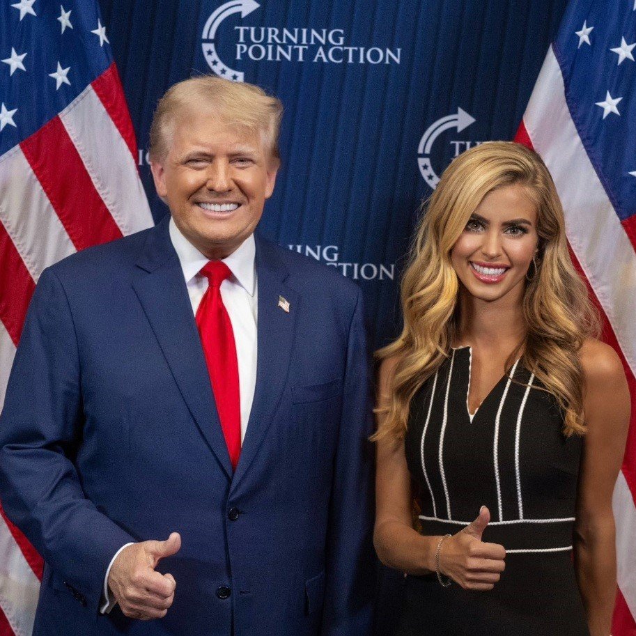 clarincom's tweet photo. KATIE ZACHARIA, LA NUEVA SECRETARIA DE PRENSA DE TRUMP

Trump nombró este viernes a Katie Zacharia como nueva secretaria de Prensa de la Casa Blanca, en reemplazo de Karoline Leavitt, quien dejó el cargo a fines de agosto para dedicar más tiempo a su familia. El presidente destacó su lealtad y la describió como una “ferviente admiradora y miembro de MAGA” desde sus comienzos. Zacharia agradeció la designación y aseguró que trabajará para comunicar las “grandes victorias” que, según afirmó, consigue la administración.

Abogada y analista política conservadora, Zacharia trabajaba como asesora principal en Comunicaciones de Truth Social y anteriormente se desempeñó durante un corto período como portavoz y subsecretaria adjunta de Asuntos Públicos del Departamento de Seguridad Nacional, además de analista en Fox News y Newsmax. Por su parte, Leavitt, quien fue la mujer más joven en ocupar la secretaría de Prensa de la Casa Blanca, se incorporará a Fox News como comentarista política en noviembre. Su llegada a la cadena coincide con nuevas críticas de Trump a la cobertura de sus actos políticos, expresadas recientemente en Truth Social.

(+) en Clarín: https://t.co/MuboArsutx