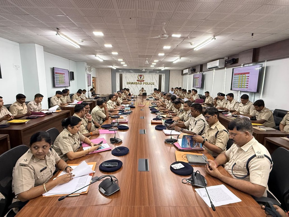 dhanbadpolice's tweet photo. मासिक अपराध समीक्षा बैठक।

🔹 411 कांड दर्ज, 474 का निष्पादन।
🔹 दिसंबर तक लंबित कांड 1500 से नीचे लाने का लक्ष्य।
🔹 दुर्गा पूजा में कड़ी सुरक्षा व विशेष ट्रैफिक व्यवस्था।
🔹 साइबर अपराध, चोरी व गृहभेदन पर प्रभावी कार्रवाई के निर्देश। https://t.co/cOuvtOmIgL