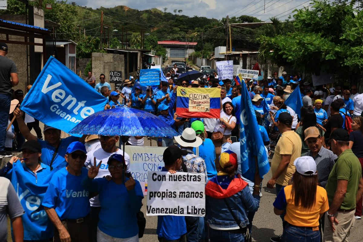 VenteVenezuela's tweet photo. Los venezolanos ya tomaron una decisión: quieren elecciones presidenciales y a @MariaCorinaYA en Venezuela.
La organización y el trabajo continúan para hacer respetar esa voluntad. El regreso de María Corina convoca a construir un país donde trabajar se traduzca en plata en el bolsillo y las familias puedan prosperar en libertad.
Que dejen entrar a María Corina. Que se abran las urnas. Los venezolanos deben decidir.
📍Recorrido en Guanare, Portuguesa.