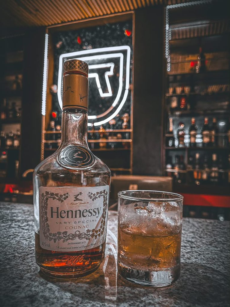 Bams_Jnr's tweet photo. Some evenings are best enjoyed in your own company. Good music, a cozy lounge, and a glass of Hennessy. https://t.co/6ANHz4Frzg