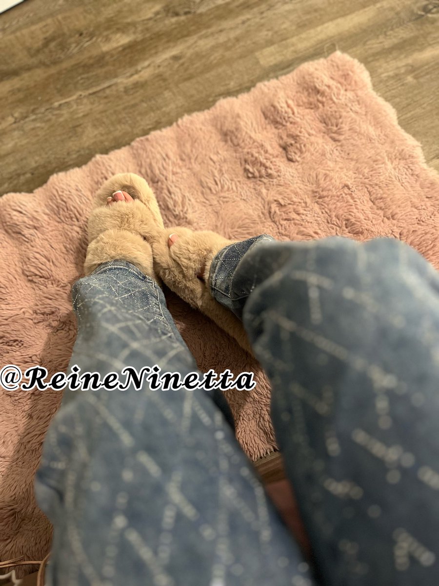 ReineNinetta's tweet photo. Admire juste 🖤
#prettyfeet #findom https://t.co/hn7V3k2DC4