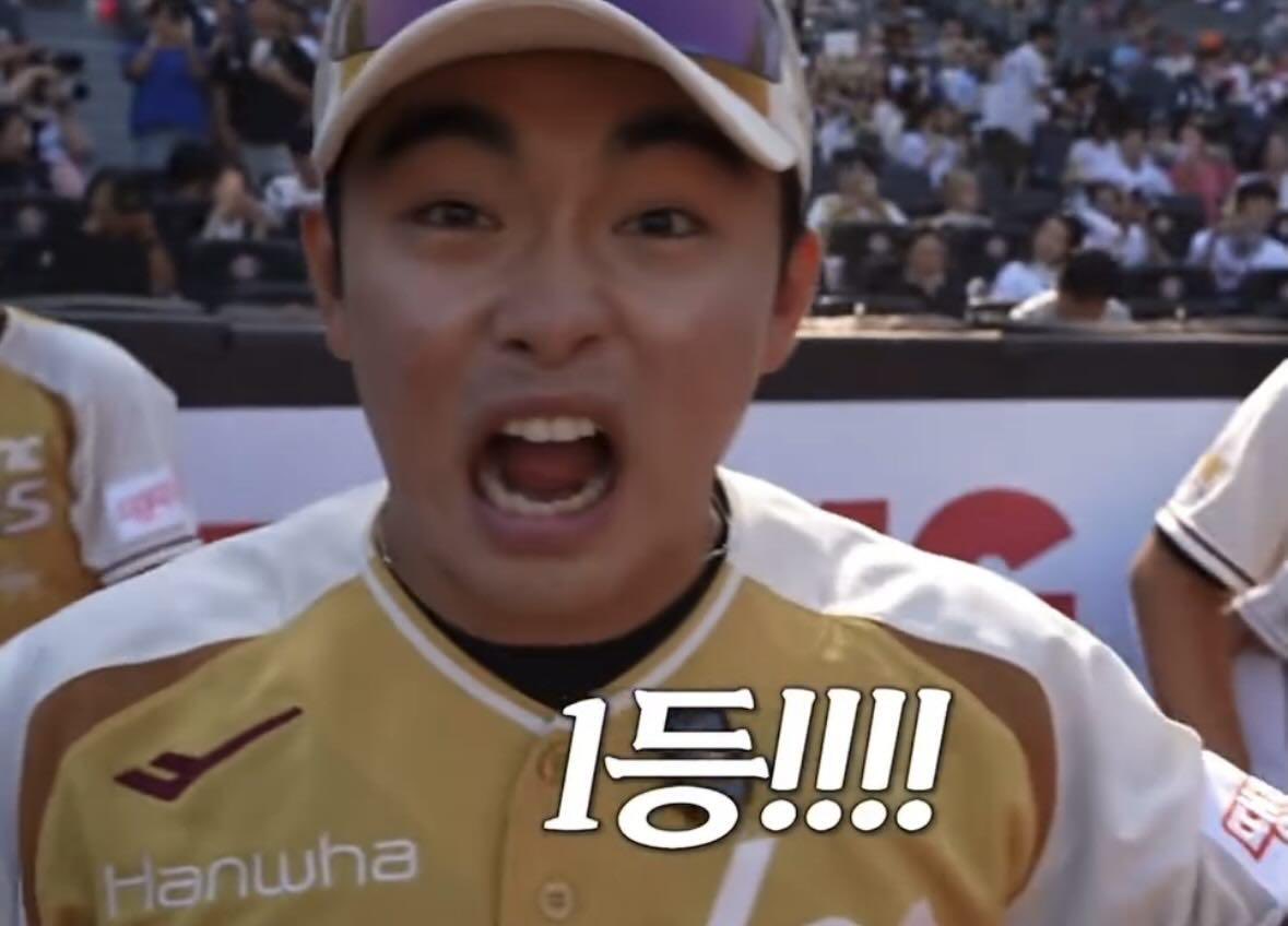 gugbbabi's tweet photo. 현빈아 이번 시즌도 고생 많았어🫳🫳 시즌 중간에 한화 경기 유기하고 싶던 적도 많았지만.. 현빈이 응원하려고 끝까지 봤다!!! 매번 나아가려고 노력하는 문현빈이 한화에 있어서 참 좋고 너무 고마워 현빈아 종신한화 할 거지?^^* 내 1등 돌멩이 내년에는 더 잘 해보자🧡🧡 https://t.co/qca3fQWEeF
