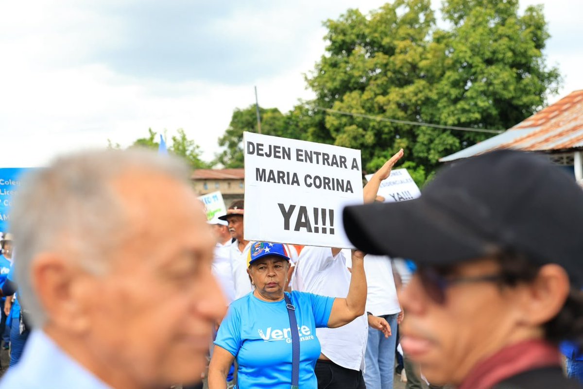 VenteVenezuela's tweet photo. Los venezolanos ya tomaron una decisión: quieren elecciones presidenciales y a @MariaCorinaYA en Venezuela.
La organización y el trabajo continúan para hacer respetar esa voluntad. El regreso de María Corina convoca a construir un país donde trabajar se traduzca en plata en el bolsillo y las familias puedan prosperar en libertad.
Que dejen entrar a María Corina. Que se abran las urnas. Los venezolanos deben decidir.
📍Recorrido en Guanare, Portuguesa.