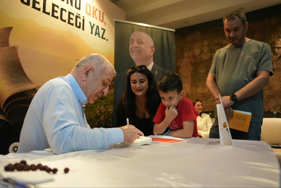 zaferpartisi's tweet photo. Genel Başkanımız Prof. Dr. Ümit Özdağ, “Ordu ve Siyaset” söyleşisi ve imza etkinliği için 16. Antalya Kitap Fuarı’ndaydı.

Düzenlenen söyleşide Antalyalı vatandaşlarımızla bir araya gelen Genel Başkanımız, programın ardından gerçekleştirilen imza etkinliğinde kitaplarını imzaladı.

Programımıza yoğun ilgi gösteren ve bizleri yalnız bırakmayan Antalyalı vatandaşlarımıza teşekkür ederiz.