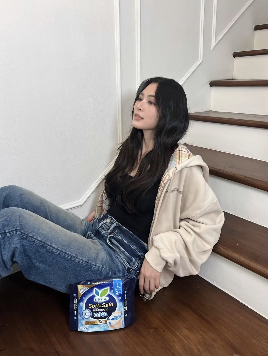00k1105's tweet photo. She was so busy that all 3 photo shoots were done at the same studio on the same day 

#หลิงหลิงคอง #linglingkwong https://t.co/E22bJxx65i