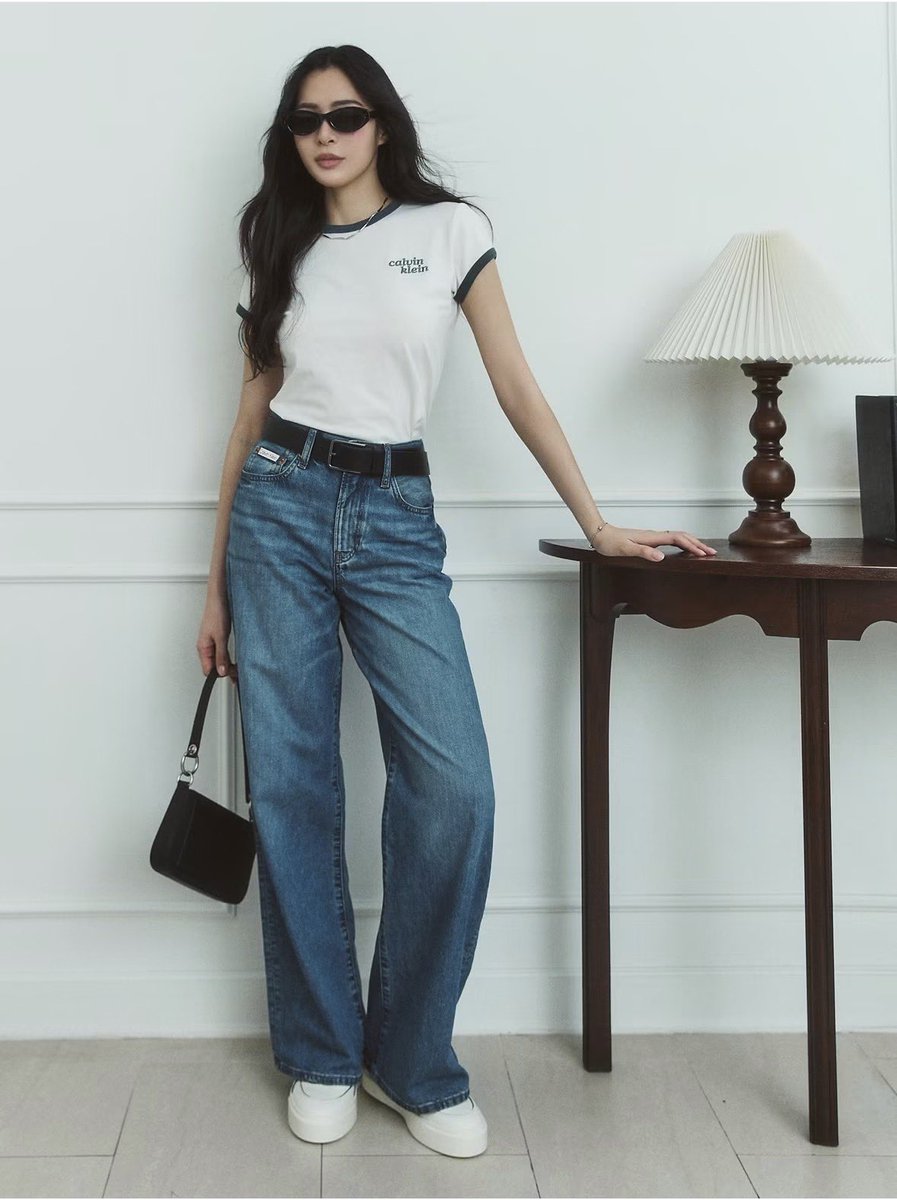 00k1105's tweet photo. She was so busy that all 3 photo shoots were done at the same studio on the same day 

#หลิงหลิงคอง #linglingkwong https://t.co/E22bJxx65i