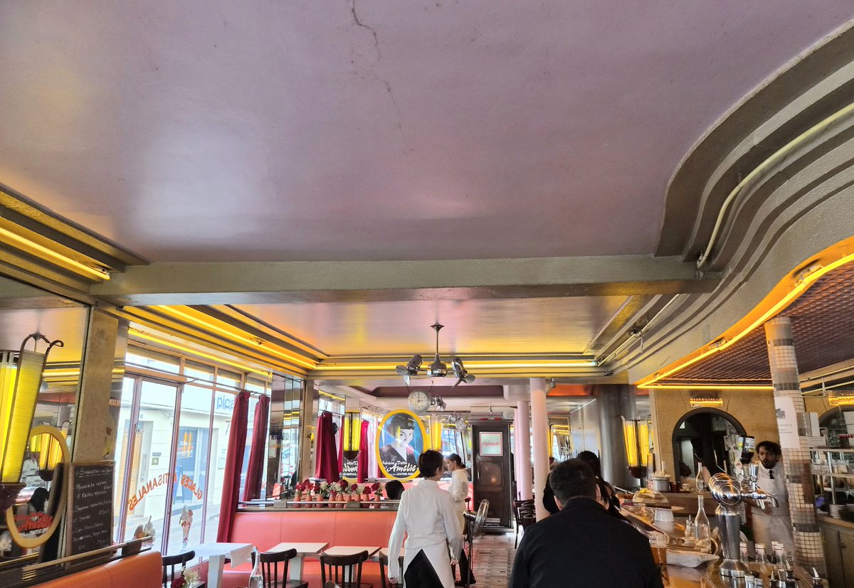 jhzm2000's tweet photo. https://t.co/k0j6cErOVn natuurlijk bezocht: het #café dat  bekend is van de fantastische film #amélie:  #cafédesdeuxmoulins in #montmartre #parijs https://t.co/gC6FR3CQZF