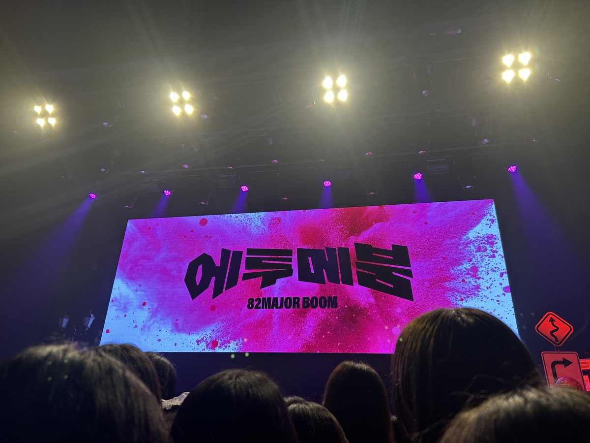 l8te2nightcalls's tweet photo. 햇수로 3년 동안 에투메를 응원하며 느꼈던 점은
역시 이 팀은 무대를 봐야하는구나, 하는 것이고
그걸 늘 콘서트 현장에서 느낍니다.

특히 폼을 보여준다고 하면 한없이 보여줄 수 있는
힙합 장르에서 자신만의 가사와 멋을 보여줄 때
그만한 도파민이 없는 것 같아요.

장소와 시간, 관객과 그 모든 것들이 바뀌어가며
국내외로 많은 콘서트 무대를 했겠지만
그 수많은 조건들과 상관없이
늘 자기 자신을 100퍼센트 보여준다는 마음으로
임해주셨을 때 그 마음이 전해지고 신이 납니다.

시간이 지날 수록 더 큰 공연장에서, 더 많은 사람들과
더 좋은 음악과 무대로 만나고 싶다는 마음으로 노력하겠다는 소감을 들을 때마다
여섯 명이 꿈꾸는 자리까지 갈 수 있도록, 부족한 힘이지만 보태고 싶다고 생각합니다.

무대 위에서 반짝이는 에이티투메이저를 볼 때
에티튜드로서 살아있다는 걸 체감하고 미친듯이 방방 뛰어놉니다.
그때마다 시야에 비친 무대 위의 에투메도 한껏 즐거워 보여서 다행이라고 생각하고 있습니다.
지금 이 순간에 갖고 있던 일상의 독과 스트레스를
몸으로 뛰고 소리를 지르며 발산할 수 있게 해주셔서 감사합니다.

곧 찾아올 콘서트가 남았네요.
이 사진들처럼 또 다른 콘서트 이름이 대문짝만하게 박힌 전광판 앞에서 사진을 찍을 생각을 하니
얼른 그 시간에 다다르고 싶다는 생각이 듭니다.

콘서트가 시작되기 직전에 여러분들을 기다리는 많은 사람들 중 하나가 되어
어수선하면서도 고양감이 흐르는 콘서트 현장에 서서,
설레고 기대되는 마음에 빠진 그 순간에요.

늘 최선을 다 해주고 마음껏 놀게 해주셔서 감사합니다.
다음 콘서트에서 또 뵙겠습니다.

#내가_사랑하는_모든_에투메에게
#261011_82MAJORDAY
