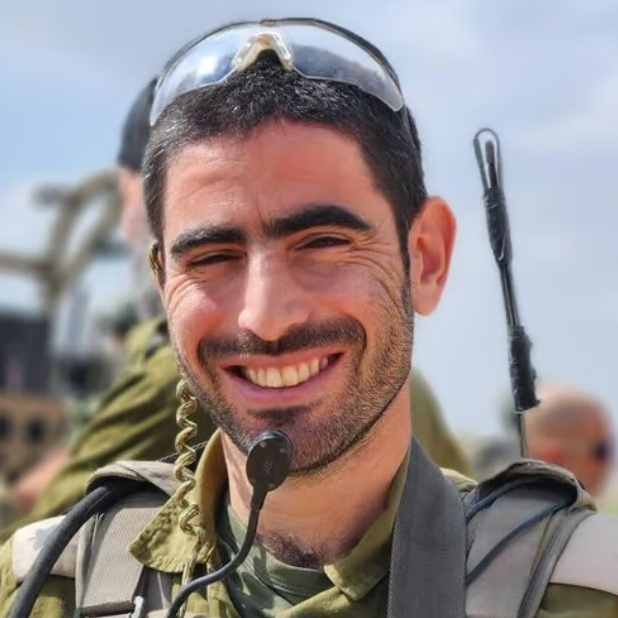 ZochrimIL's tweet photo. היום לפני שנתיים נפל בקרב גבורה בצפון הרצועה רס"ן נתנאל הרשקוביץ ז"ל.
נתנאל שירת כסגן מפקד פלוגה ביחס"מ 460, בן 37 בנופלו.

נתנאל נהרג כדי שנוכל לחיות כאן בשלווה, קחו על עצמכם מעשה טוב לזכרו

יהי זכרו ברוך! https://t.co/rq265bVRli