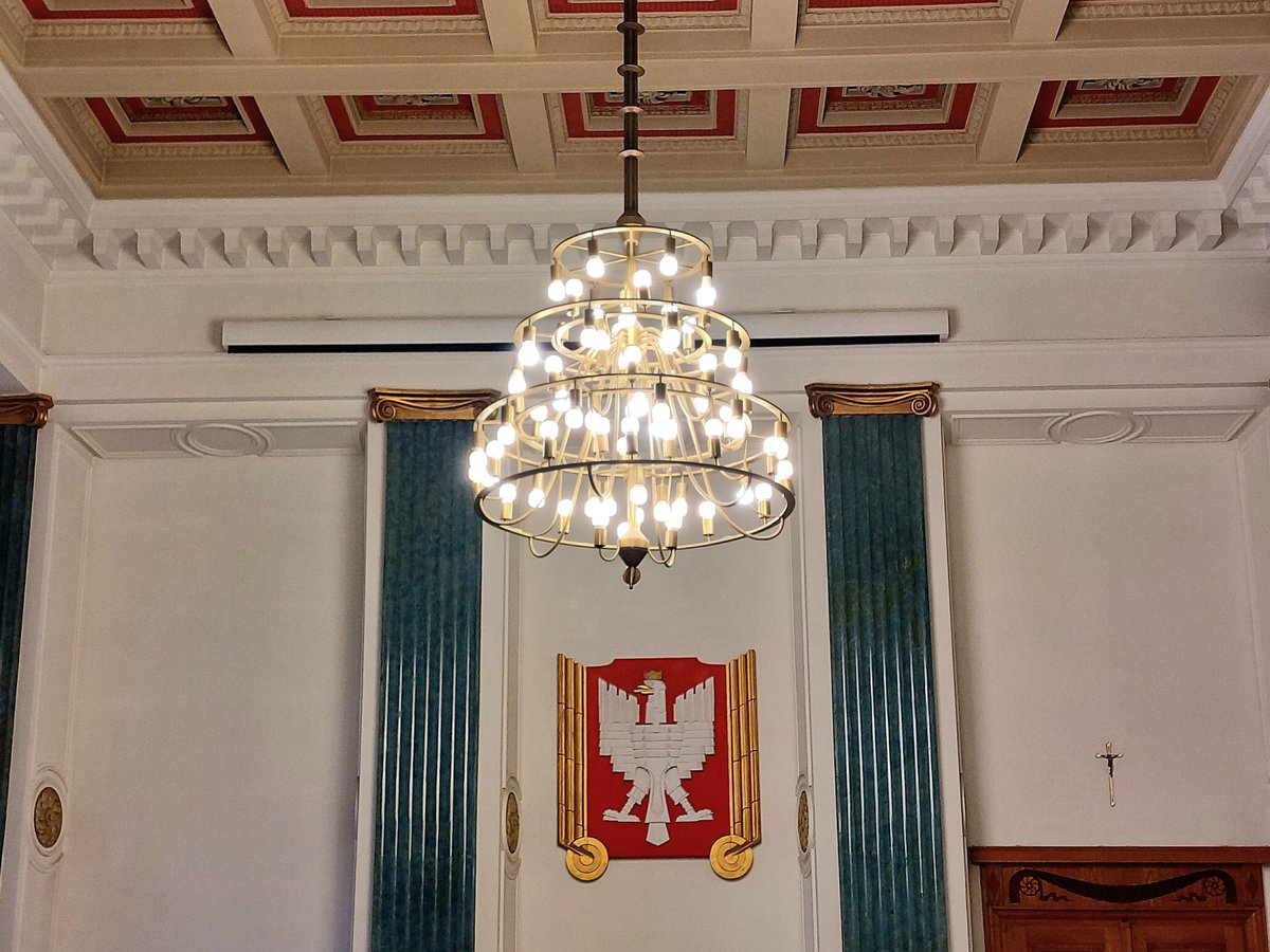 jarek_osowski's tweet photo. .@PKP_PLK_SA z okazji swojego 25-lecia zorganizowała dziś zwiedzanie wspaniałej siedziby przy Targowej na Pradze wzniesionej w l. 1928-33 wg proj. Mariana Lalewicza. Pięknie odnowiony i utrzymany gmach z mnóstwem ciekawych detali https://t.co/HgUH9icTwi