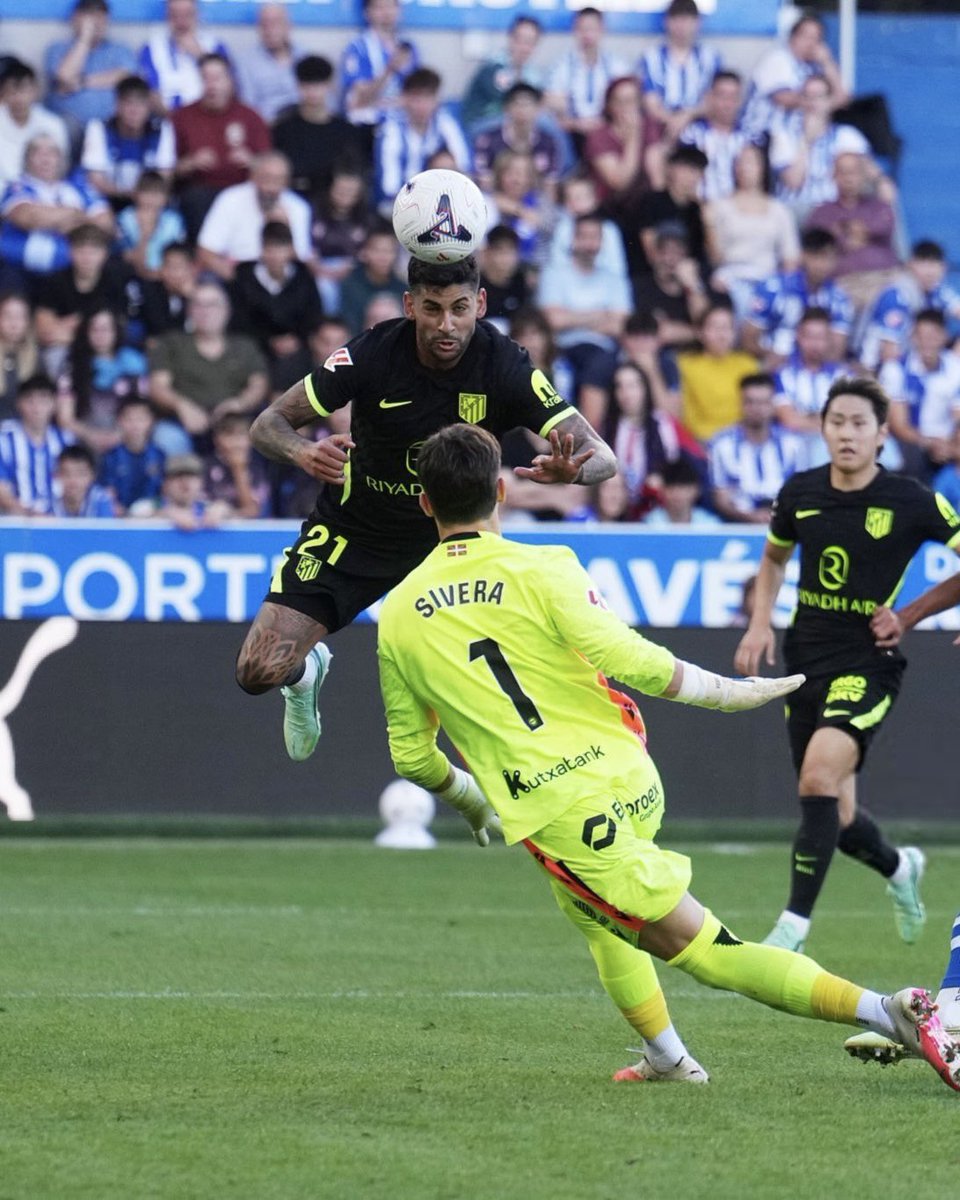 Mercato90X's tweet photo. 🚨 Alavés 1-2 Atlético de Madrid 

Victoria colchonera en Mendizorroza con gol in extremis del Cuti Romero en el 87’.

El Alavés se quedó con uno menos en el 60’ por la expulsión de Ángel Pérez.

Tercer gol en liga para Alejandro Grimaldo. https://t.co/FSUkgSsVJV