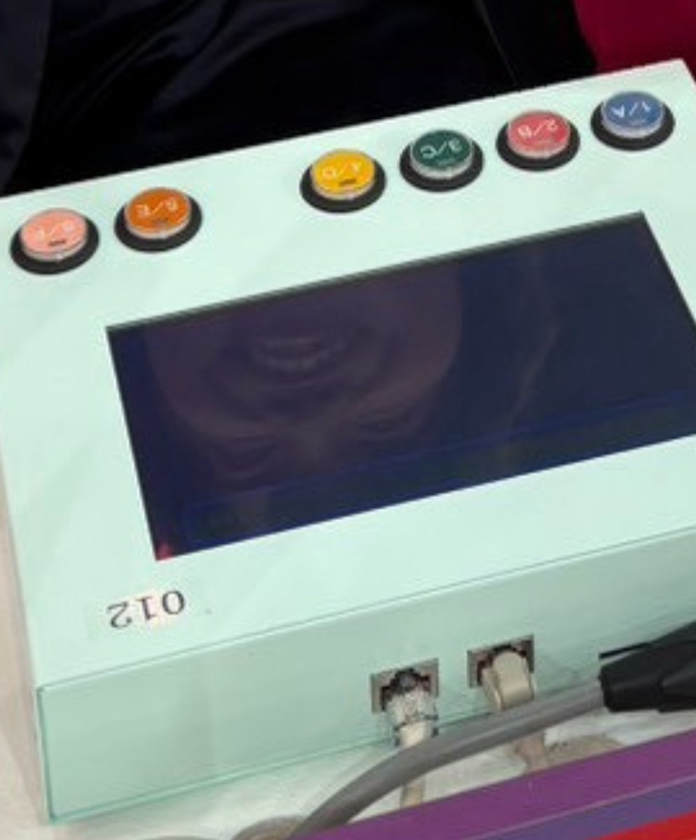L_______zy___'s tweet photo. 本当にごめん反射した顔に吹いたwww https://t.co/RwXVhbYgpV