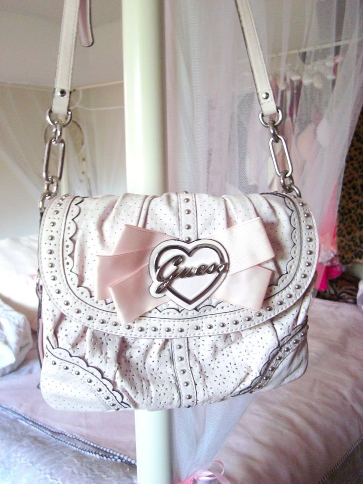 virtualh3arts's tweet photo. GUESS Bellissima bags (2011)  𓆩🎀𓆪 https://t.co/lsQAjeWTUo