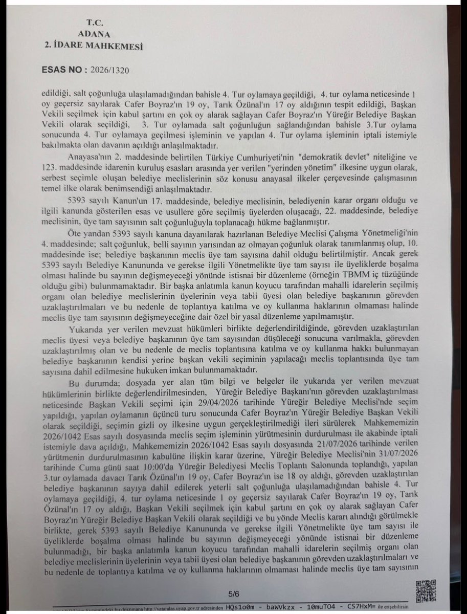 Tc_Tug's tweet photo. EYÜPSULTAN’DA 19-18’LİK OYLAMA TARTIŞMASI: GEÇERSİZ SAYILAN OY SEÇİMİ DÖRDÜNCÜ TURA TAŞIDI

Eyüpsultan Belediye Meclisi’nde gerçekleştirilen başkan vekilliği seçiminin üçüncü turunda AK Parti’nin adayı Muhammet Çakır’a verilen 19 oydan birinin geçersiz sayılmasıyla sonuç 18-18 olarak açıklandı. 37 meclis üyesinin oy kullandığı seçimde, geçersiz oy kararı alınmasaydı Çakır’ın üçüncü turda seçilmesi mümkün olacaktı.

Eyüpsultan Belediye Meclisi’nde gerçekleştirilen belediye başkan vekilliği seçiminde üçüncü tur oylaması dikkat çeken bir kararla sonuçlandı.

37 meclis üyesinin katıldığı oylamada, AK Parti’nin adayı Muhammet Çakır’a 19, CHP’nin adayına ise 18 oy verildiği belirtildi. Ancak oturumu yöneten CHP’li Meclis 2. Başkan Vekili Kıymet Kaya Koçak, Çakır’a verilen oylardan birini geçersiz saydı. Bu kararla birlikte üçüncü tur oylamasının sonucu 18-18 eşitlik olarak açıklandı ve seçim dördüncü tura taşındı.

Adana Yüreğir kararı yeniden gündemde

Yaşanan gelişme, Adana’nın Yüreğir ilçesindeki belediye başkan vekilliği seçimine ilişkin hukuki değerlendirmeleri de gündeme getirdi.

Belediye başkan vekilliği seçimlerinde üçüncü turda, üye tam sayısının dörtte üçü veya üçte ikisi yerine salt çoğunluk aranıyor. 37 üyeli Eyüpsultan Belediye Meclisi’nde salt çoğunluk 19 oya karşılık geliyor.

Bu nedenle Muhammet Çakır’a verilen 19 oyun tamamının geçerli kabul edilmesi durumunda, AK Parti adayı üçüncü turda seçilmiş olacaktı.

Ancak bir oyun geçersiz sayılmasıyla Çakır’ın oy sayısı 18’e düşürüldü. Böylece üçüncü turda seçim sonuçlanmadı.

Geçersiz sayılan oyun hangi gerekçeyle değerlendirme dışı bırakıldığı ve bu kararın hukuki dayanağı, seçim sürecinin en önemli başlıklarından biri haline geldi.