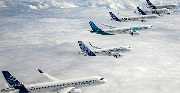 CerfiaFR's tweet photo. 🇫🇷🇩🇪✈️ FOCUS | AIBUS pourrait-il passer progressivement sous DIRECTION ALLEMANDE ? 

Un BASCULEMENT HISTORIQUE se dessine au sein du géant européen de l’aéronautique, dont les postes les plus stratégiques sont désormais largement occupés par des dirigeants allemands.

Finances, ressources humaines, avions commerciaux, défense et espace : plusieurs fonctions majeures sont passées sous direction allemande, faisant craindre un affaiblissement de l’influence française dans ce fleuron industriel né de la coopération européenne en 1970.

Le dernier verrou pourrait être Guillaume Faury, l’actuel patron français d’Airbus. Selon Reuters, son avenir sera décidé en 2027, potentiellement dès avril. L’Allemand Lars Wagner, ancien patron du motoriste MTU et nommé à la tête des avions commerciaux en janvier, apparaît comme son successeur présumé.

Cette évolution intervient alors que les prochaines décisions seront cruciales : répartition des investissements entre Toulouse et Hambourg, développement du successeur de l’A320 et choix de sa motorisation, qui pourrait engager l’industrie aéronautique européenne pour plusieurs décennies.

Depuis la réforme de gouvernance de 2013, ni Paris ni Berlin ne disposent d’un pouvoir direct de nomination à la tête d’Airbus, malgré leurs participations respectives d’environ 11 %.

La France pourrait ainsi perdre une partie de son influence sur l’un de ses plus importants fleurons industriels, sans qu’un changement de contrôle capitalistique soit nécessaire. (Reuters / Atlantico)