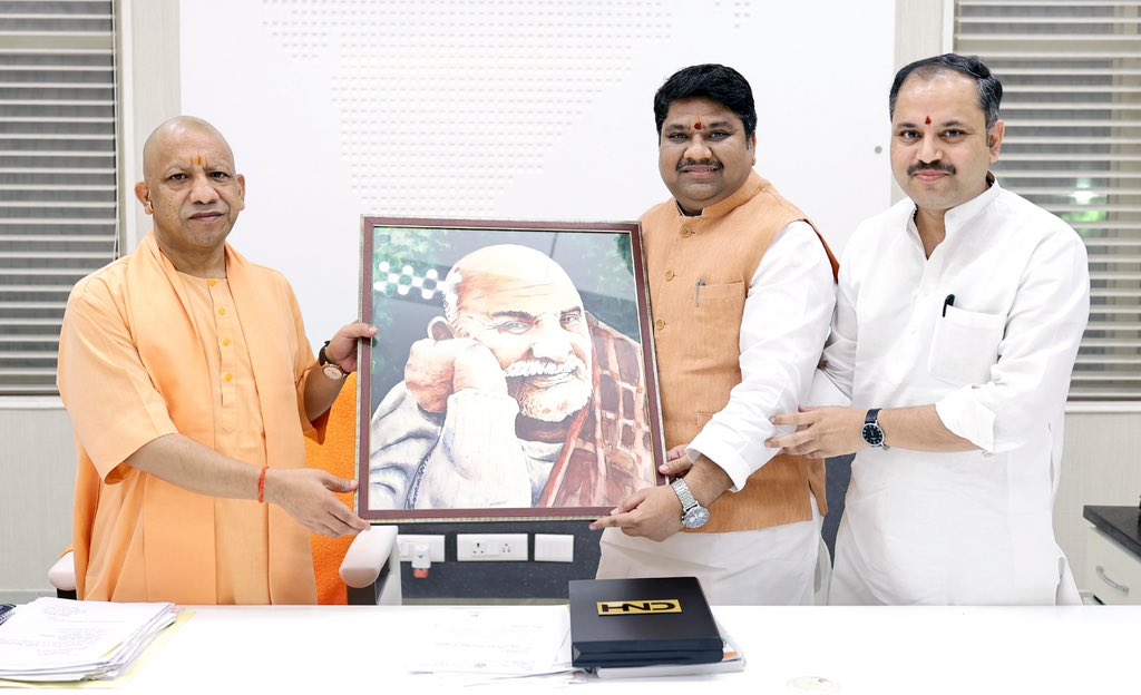 bjpakd's tweet photo. उत्तर प्रदेश की 25 करोड़ जनता के सर्वांगीण विकास के लिेए समर्पित लोकप्रिय मुख्यमंत्री , आदरणीय @myogiadityanath जी महाराज जी से लखनऊ में  मुख्यमंत्री आवास पर शिष्टाचार भेंट की और आशीर्वाद एवं मार्गदर्शन प्राप्त किया !!

आदरणीय मुख्यमंत्री जी का ह्रदय से आभार 🙏 
बहुमूल्य समय देने के लिेए !! 
@BJP4India 
@BJP4UP