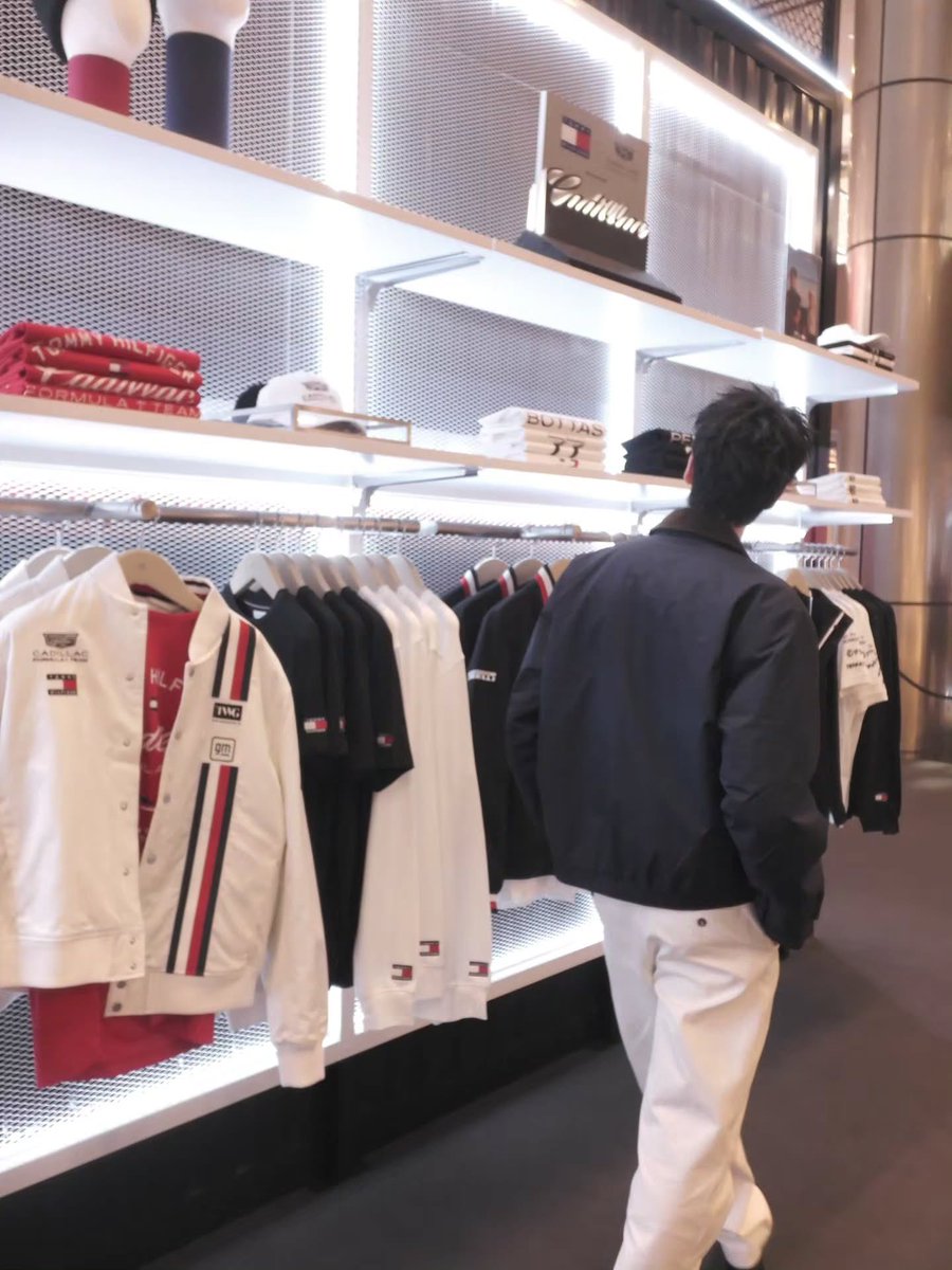 PhuwinOfficial's tweet photo. 💙❤️🏁

IG : topping_society 

❥@phuwintang🍯

PONDPHUWIN TOMMYCAD F1

@TommyHilfiger 
#TommyHilfigerxPhuwin
#TommyHilfiger 
#TommyFamily
#TommyHilfigerxCadillacF1
#phuwintang https://t.co/XKUkHDwmZh