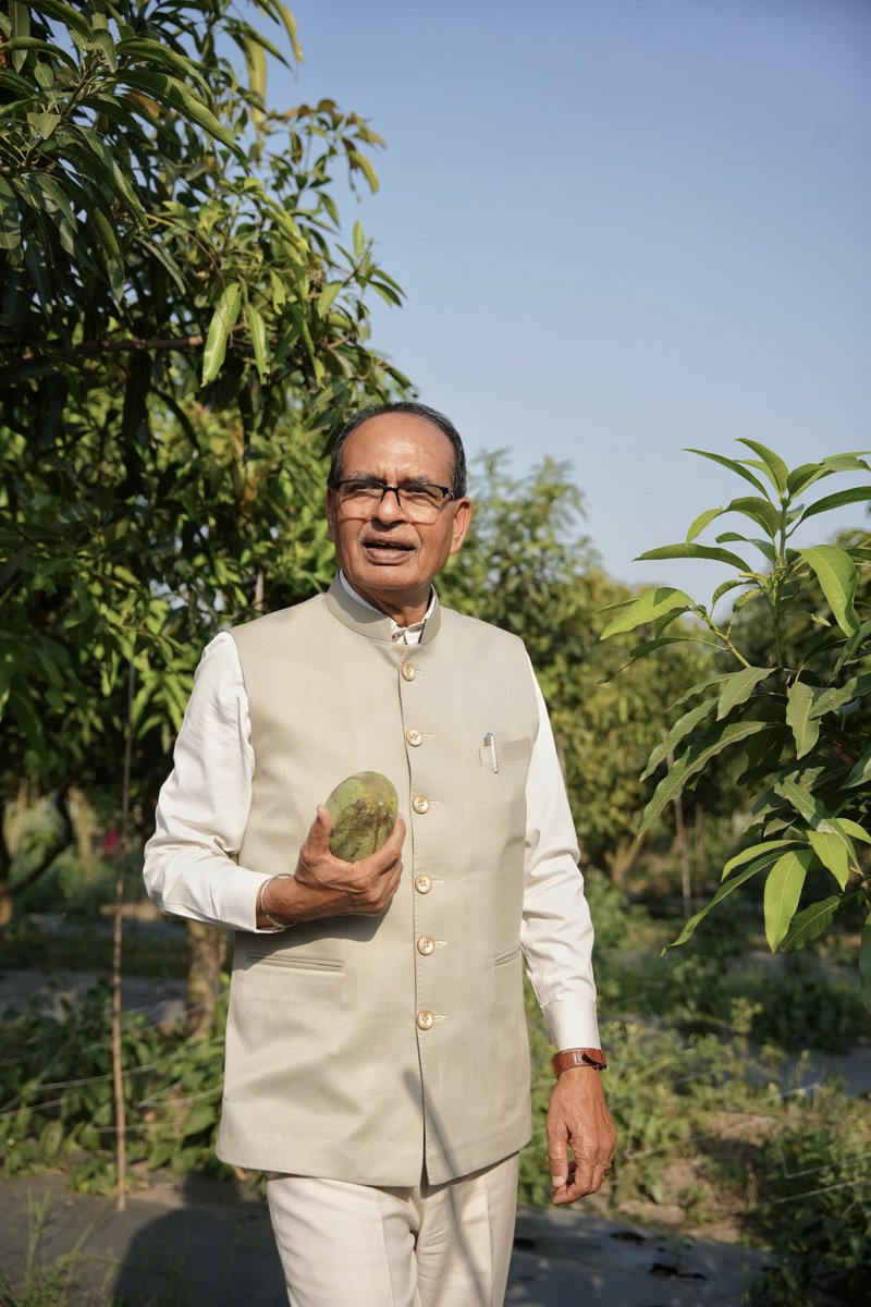 OfficeofSSC's tweet photo. Rooted in Farming

Hon’ble Union Minister of Agriculture &amp; Farmers’ Welfare, Shri @ChouhanShivraj Ji visited his farm and observed the crops. https://t.co/sMEaq04Wm1