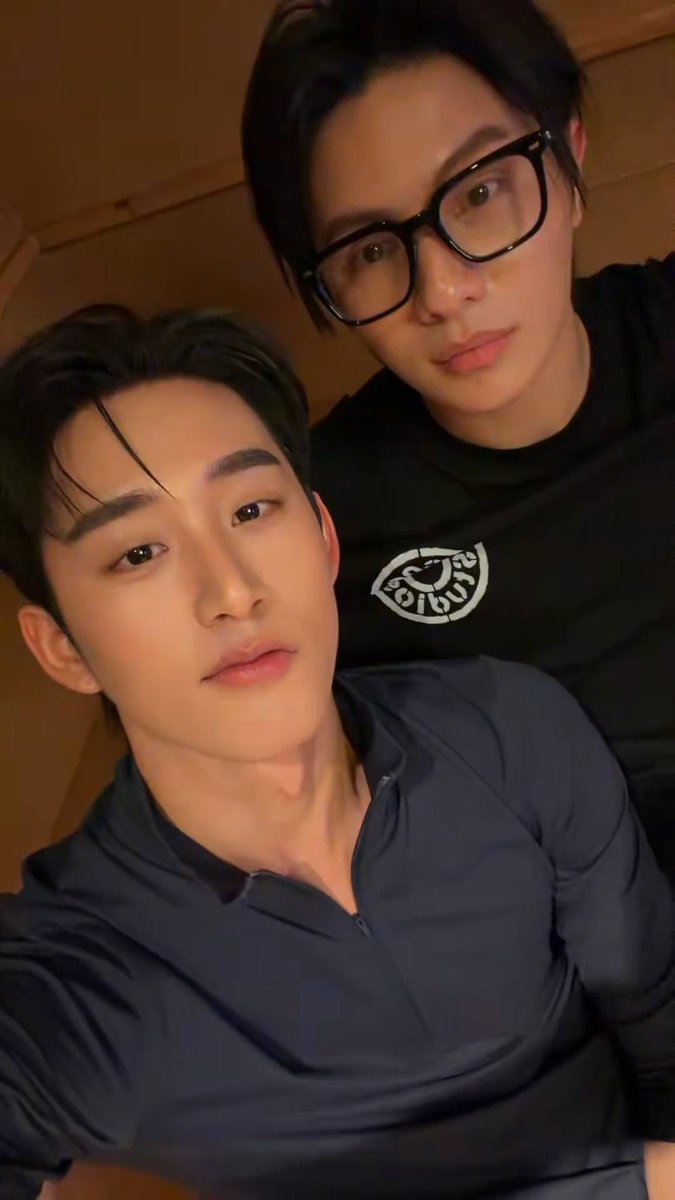 underthesamsky_'s tweet photo. มุมตอนน้องเอสเอี่ยวตัวไปพิงอกวิลเลี่ยมคือคันหัวจัดอะ ลงล็อค พอเหมาะ พอดี สิ่งนี้ทำป้าอยากตีลังกามาก🐒🐒🐒🐒🐒🐒🐒🐒🐒🐒🐒🐒🐒🐒 https://t.co/7uItCQ1G7V