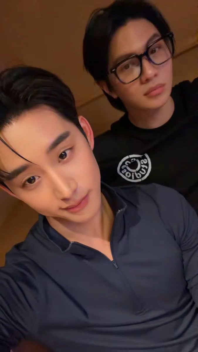 underthesamsky_'s tweet photo. มุมตอนน้องเอสเอี่ยวตัวไปพิงอกวิลเลี่ยมคือคันหัวจัดอะ ลงล็อค พอเหมาะ พอดี สิ่งนี้ทำป้าอยากตีลังกามาก🐒🐒🐒🐒🐒🐒🐒🐒🐒🐒🐒🐒🐒🐒 https://t.co/7uItCQ1G7V