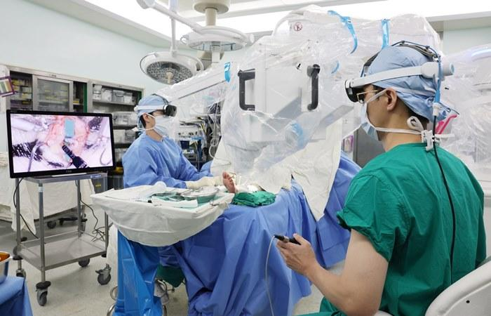 Isabella00528's tweet photo. Robotic microsurgery is advancing precision in healthcare.

Continued investment in surgical robotics reflects growing interest in technologies that support complex procedures and improve surgical capabilities.

#MedTech #SurgicalRobotics #MedicalDevices https://t.co/fqWLnepSXD