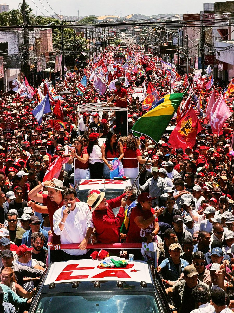 samandadelula's tweet photo. O Alecrim ficou pequeno para tanta gente, tanta energia e tanta esperança! ❤️⭐

Hoje, com o presidente Lula e Cadu, vivemos um daqueles momentos que ficam na memória. O Rio Grande do Norte mostrou sua força nas ruas.

Vamos juntos até a vitória! https://t.co/NRiInmM3Ai