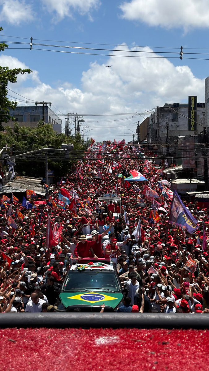 samandadelula's tweet photo. O Alecrim ficou pequeno para tanta gente, tanta energia e tanta esperança! ❤️⭐

Hoje, com o presidente Lula e Cadu, vivemos um daqueles momentos que ficam na memória. O Rio Grande do Norte mostrou sua força nas ruas.

Vamos juntos até a vitória! https://t.co/NRiInmM3Ai