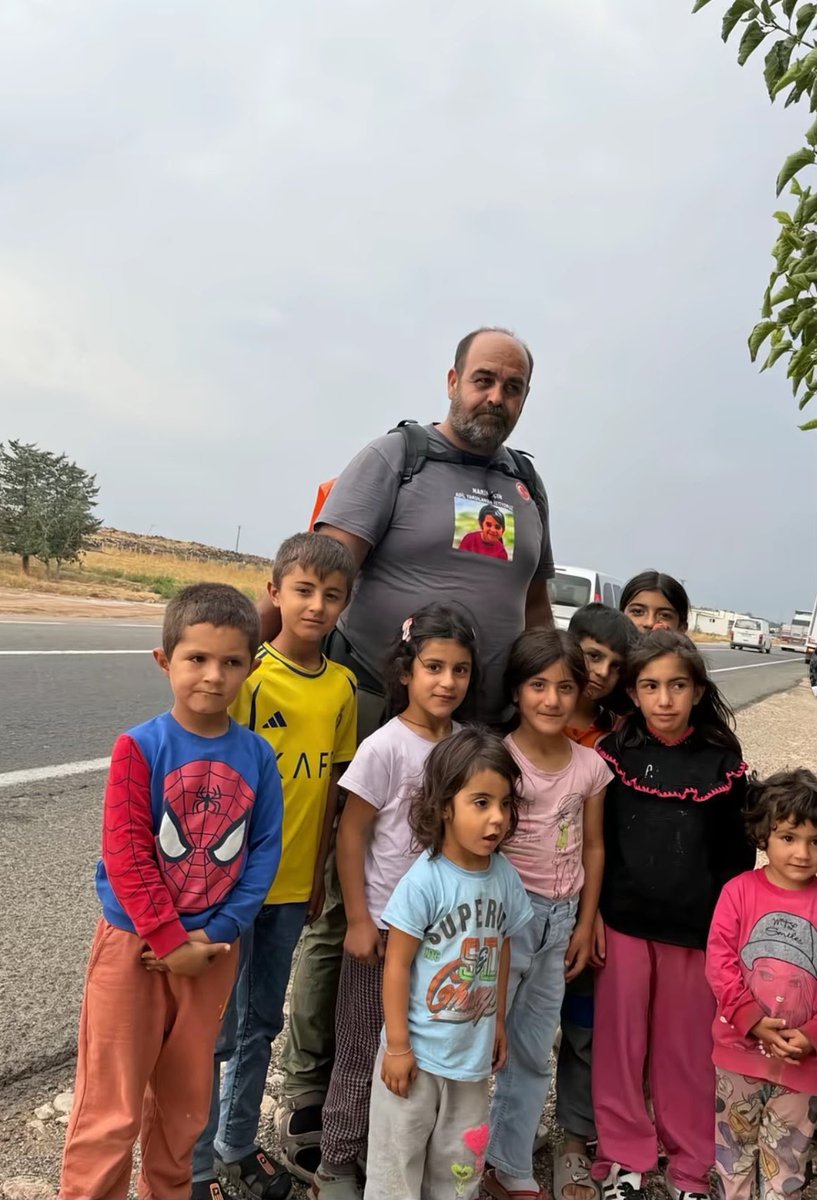 guneristan_'s tweet photo. 19 Eylül'de Diyarbakır'dan Ankara'ya adalet yürüyüşü başlatan Narin Güran’ın babası Arif Güran adalet yürüyüşünün 22. gününde Gaziantep’in Nizip ilçesine ulaştı.

İlçede vatandaşlar tarafından karşılanan Güran’a, yürüyüşü sırasında destek verilerek eşlik edildi. https://t.co/byzA8jlwl7
