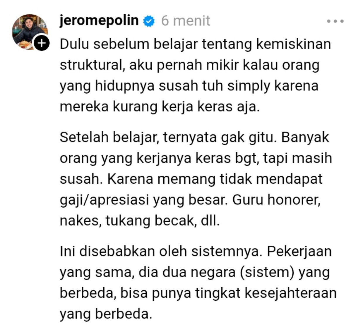 seduhtehnya's tweet photo. Kemiskinan struktural lagi jadi topik hangat yang dibahas 'warga sebelah', buntut tulisan Maia Estianty yang dianggap tone deaf.

Salah satunya Jerome Polin (walau nggak nyebut nama). Dia ngaku dulu juga sempet mikir kalo kerja keras bisa bikin seseorang lepas dari kemiskinan.

Kuliah di Jepang bikin Jerome sadar kalau sebuah sistem (dalam hal ini adalah negara) juga menentukan kesejahteraan masyarakat.

Sebab teman-teman Jerome di Jepang bisa hidup cukup mewah mulai dari nongkrong di kafe estetik sampai beli gadget dari hasil 'kerja keras' part time.

Kalau di Indonesia mah...boro-boro ya. Pada kenyataannya, banyak gaji guru masih di bawah Rp1 juta. Padahal kerjaan mereka nggak cuma di sekolah loh! Sama kayak murid, mereka juga bawa pulang PR. Temen Mintea gitu soalnya 🥲

Memanglah nggak bijak kalo nge-judge seseorang 'tidak kaya' karena malas bekerja. Punten ya bund 🙏