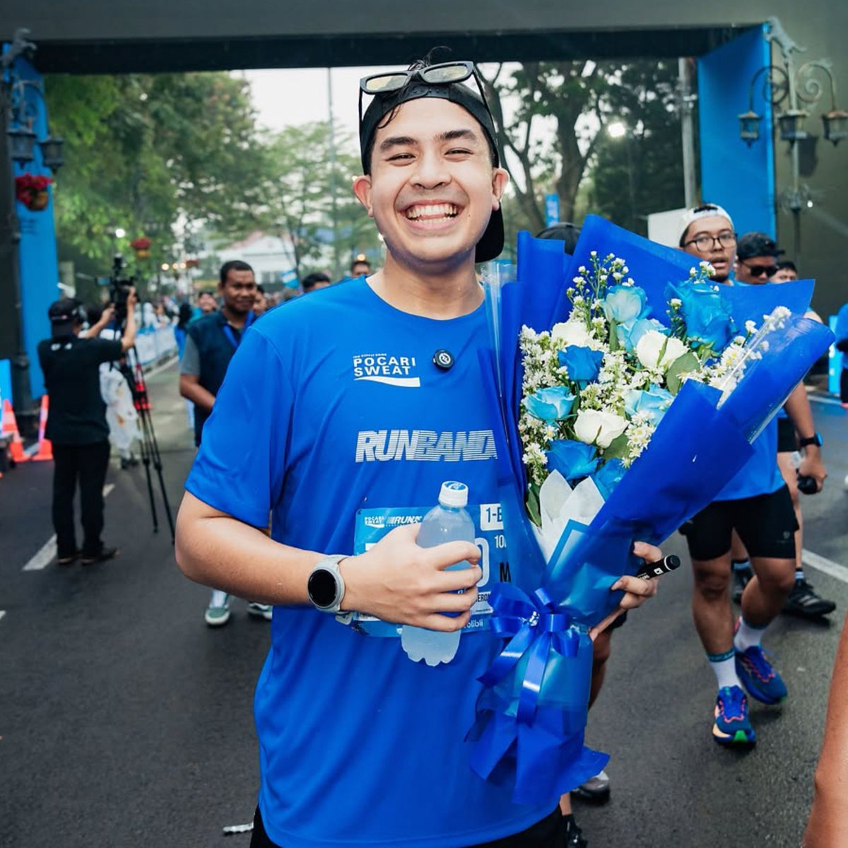 seduhtehnya's tweet photo. Kemiskinan struktural lagi jadi topik hangat yang dibahas 'warga sebelah', buntut tulisan Maia Estianty yang dianggap tone deaf.

Salah satunya Jerome Polin (walau nggak nyebut nama). Dia ngaku dulu juga sempet mikir kalo kerja keras bisa bikin seseorang lepas dari kemiskinan.

Kuliah di Jepang bikin Jerome sadar kalau sebuah sistem (dalam hal ini adalah negara) juga menentukan kesejahteraan masyarakat.

Sebab teman-teman Jerome di Jepang bisa hidup cukup mewah mulai dari nongkrong di kafe estetik sampai beli gadget dari hasil 'kerja keras' part time.

Kalau di Indonesia mah...boro-boro ya. Pada kenyataannya, banyak gaji guru masih di bawah Rp1 juta. Padahal kerjaan mereka nggak cuma di sekolah loh! Sama kayak murid, mereka juga bawa pulang PR. Temen Mintea gitu soalnya 🥲

Memanglah nggak bijak kalo nge-judge seseorang 'tidak kaya' karena malas bekerja. Punten ya bund 🙏