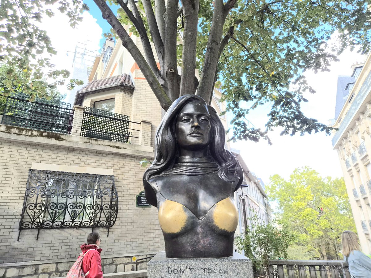 jhzm2000's tweet photo. https://t.co/k0j6cErOVn #dalida &amp; don't touch te #montmartre #parijs https://t.co/GJ7DqkdU9N