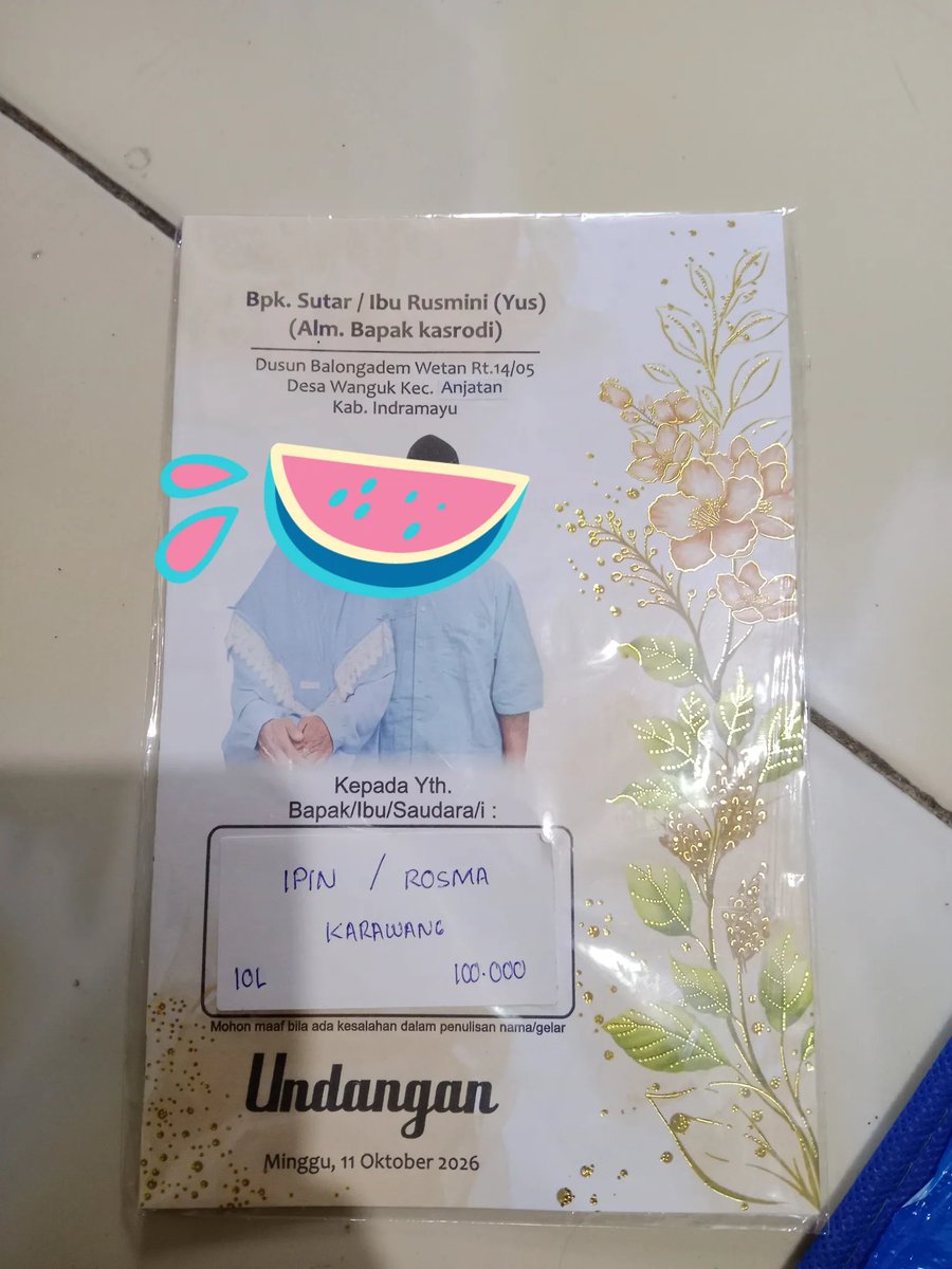 keluhkesahkonoh's tweet photo. Aku orang Karawang, suamiku orang Indramayu. Salah satu culture shock aku soal Indramayu tuh, kalau ngasih undangan hajatan, sekalian ditulis juga utangannya, misalnya 10 liter + Rp100 ribu. Singkat, padat, jelas, langsung tertulis di undangannya 🤣 Jadi tinggal dicatat aja biar nggak lupa. Kalau di kota lain gimana, guys? 🙄