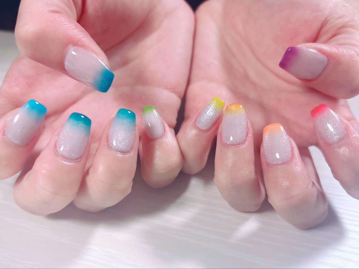 rion_pgHA's tweet photo. なんとか体調を間に合わせてネイルも変えた！！！私史上いちばん色が多い🌈✨️ https://t.co/Syphd8EstW