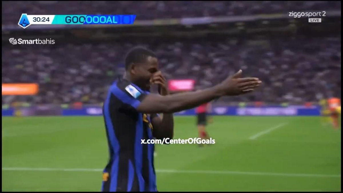 A screenshot from a Ziggo Sport 2 broadcast showing an Inter Milan player celebrating a goal, with the scoreboard indicating the 30th minute, "Smartbahis" branding, and the watermark "x.com/CenterOfGoals".
