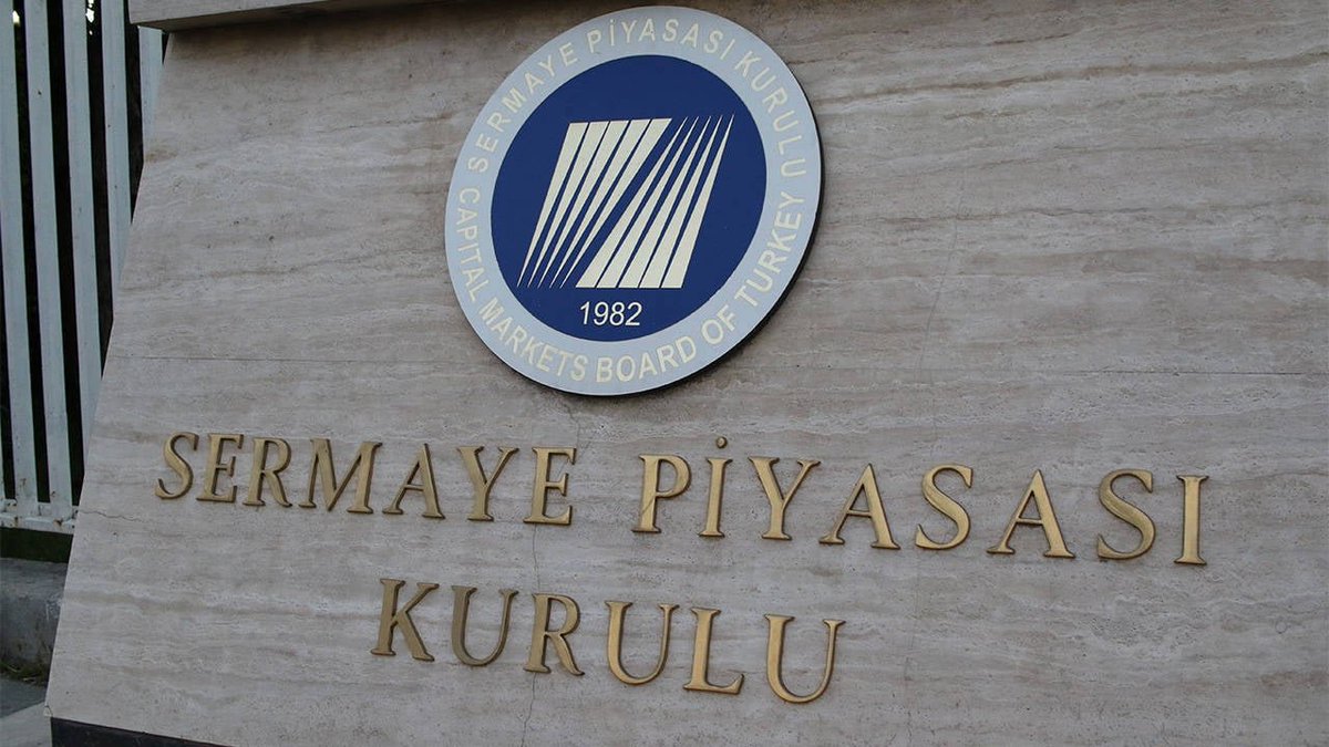 finans_sanati's tweet photo. 🔴 Sosyal medyada "Paranızın ancak %10'unu, %20'sini alırsınız" diye moral bozanlara sormak lazım:

Eğer niyet küçük yatırımcıyı kaderine terk etmek olsaydı, SPK ve devlet bu sürece neden el atsın, neden kanun hazırlığı yapılsın?

SPK tam da vatandaş ezilmesin, organize haksızlıklar önlensin ve yatırımcı korunsun diye devreye girdi.

Felaket tellallığı yapmayı bırakalım; yetkili kurumların bu mağduriyeti en hakkaniyetli şekilde çözeceğine inanmak ve yapıcı olmak zorundayız.