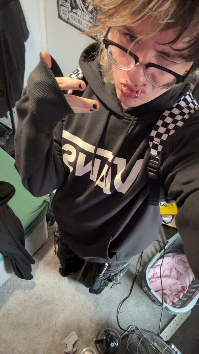 depressedaltboy's tweet photo. Grrrr

✧ overthinking life 
✧ 20
✧ manga , jfashion, alt, skating 
✧ insta: weirdskaterboy
✧ lf moots

#moots #moothunt #promotwtㅤ #alternative #skater #music #nerd #tokyoghoul #jjk https://t.co/1wjTzCQ7vN