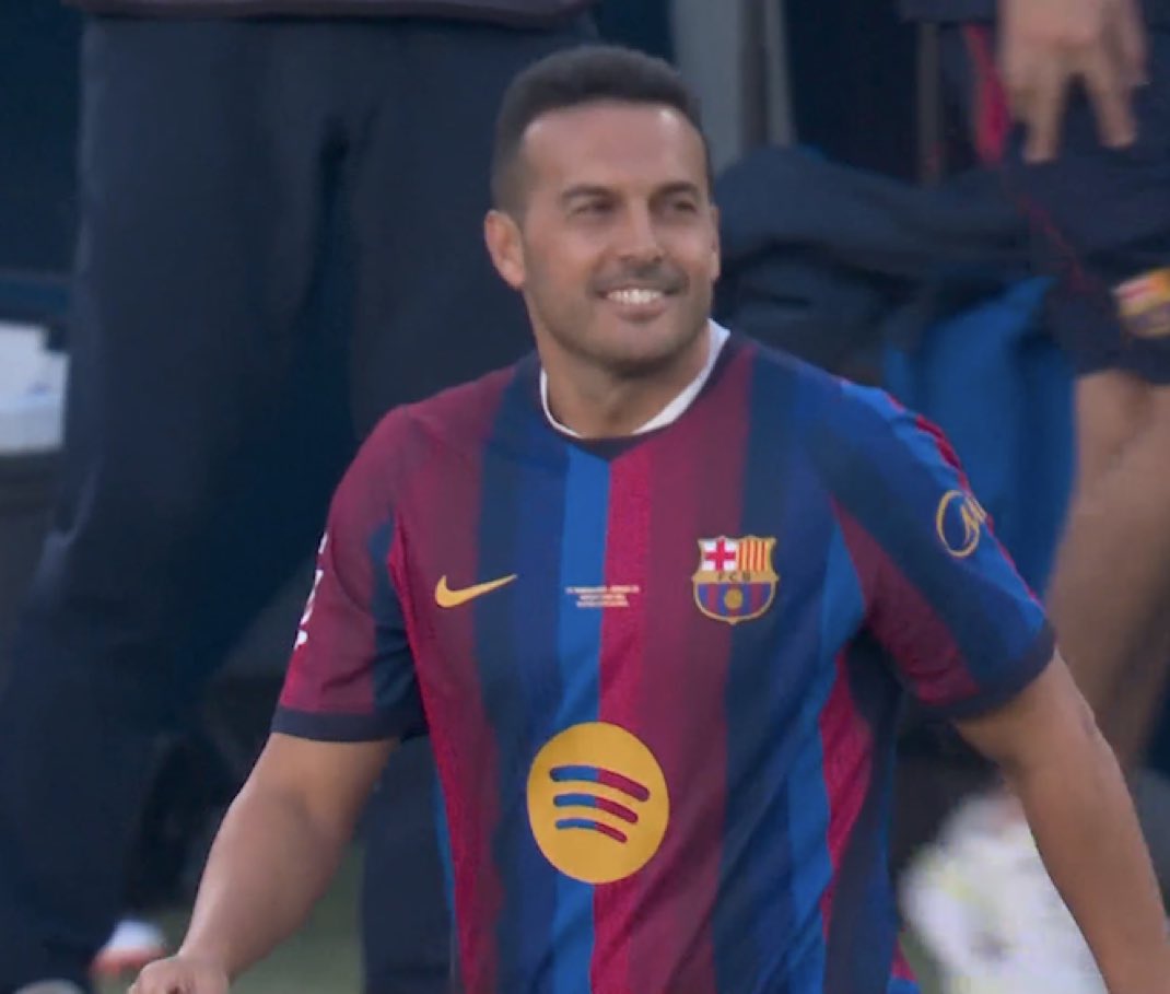 _BeFootball's tweet photo. 🚨🚨 PEDRO 🇪🇸 HONORE PAR TOUT LE CAMP NOU ! 💙❤️ https://t.co/UG7Mar1Ace