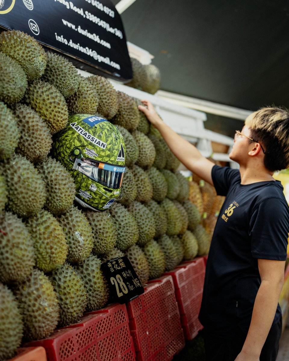Aplbon's tweet photo. Wait, is it allowed for a durian to stand out this much? https://t.co/AcPmKkw4NQ