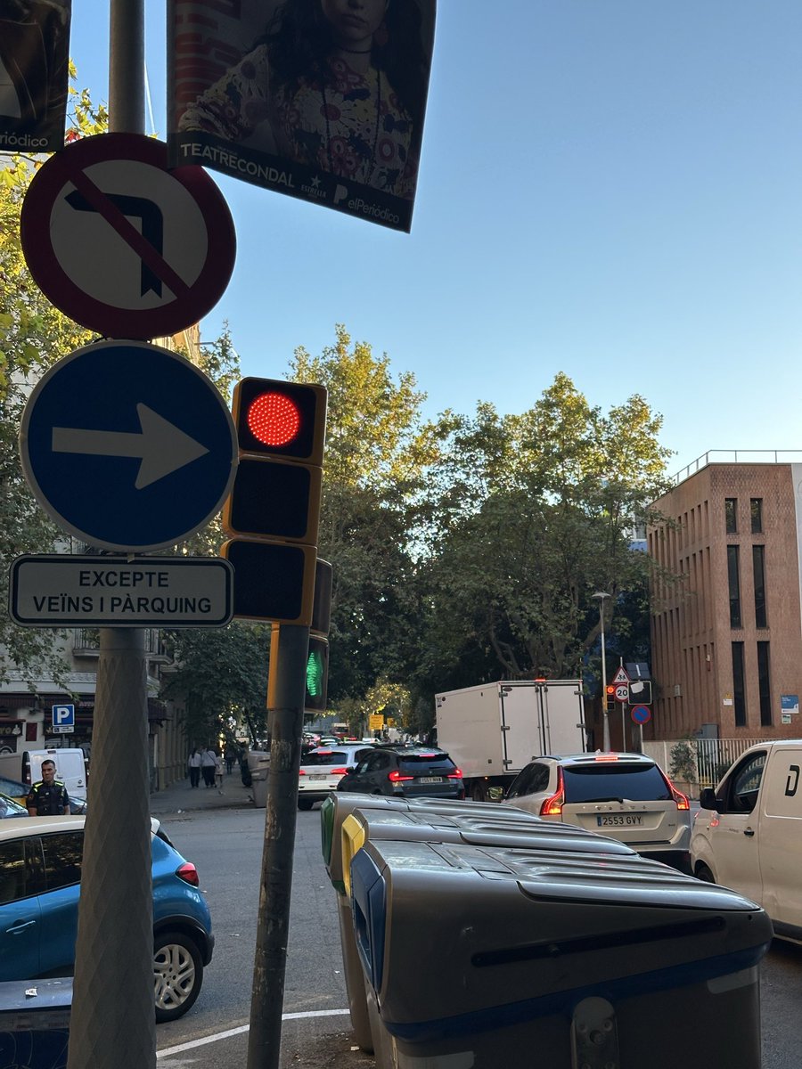 Windwer's tweet photo. Seguro que todos estos coches 🚗🚙 son vecinos o van al parking🅿️…

Mucha señal pero poco ejercicio de las mismas. Incluso cuando ls @GUBBarcelona está EN EL CRUCE.

Pd: y así nos va https://t.co/kAuSo1CUta