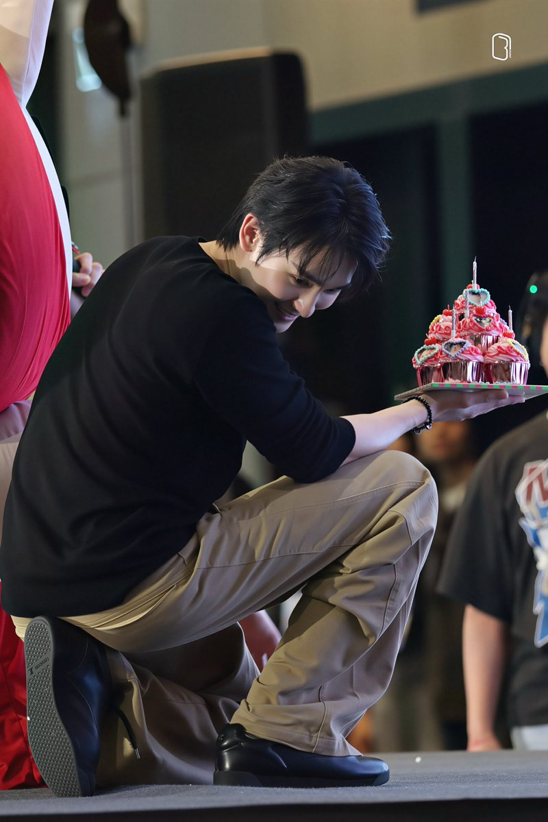 bookfamily_'s tweet photo. อีกปีที่ได้รักบุ๊ค และขออวยพรให้ทุกวันของบุ๊คมีเหตุผลให้ยิ้มได้นะ 🍅🤍🎂

FORCEBOOK MAFOX FAM TIME
#GMMTVFANIVAL2026HappyFamilyxFB https://t.co/D9RnUtivCv