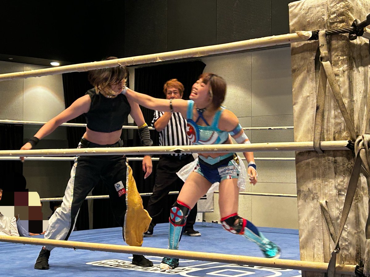 uni_2ky_monster's tweet photo. JTOプロレスめちゃくちゃ良かった〜！
心が熱くなった❤️‍🔥
どの対戦もよかったけど
私は相変わらずジャンボ井上様に釘付け💕
このなっがい手足でパワフルに美しくかっこよく戦うんだ。
私が身乗り出してジャンボ様に釘付けなの、ご本人にバレてて恥ずかしかった。 https://t.co/RbscyEIgLG