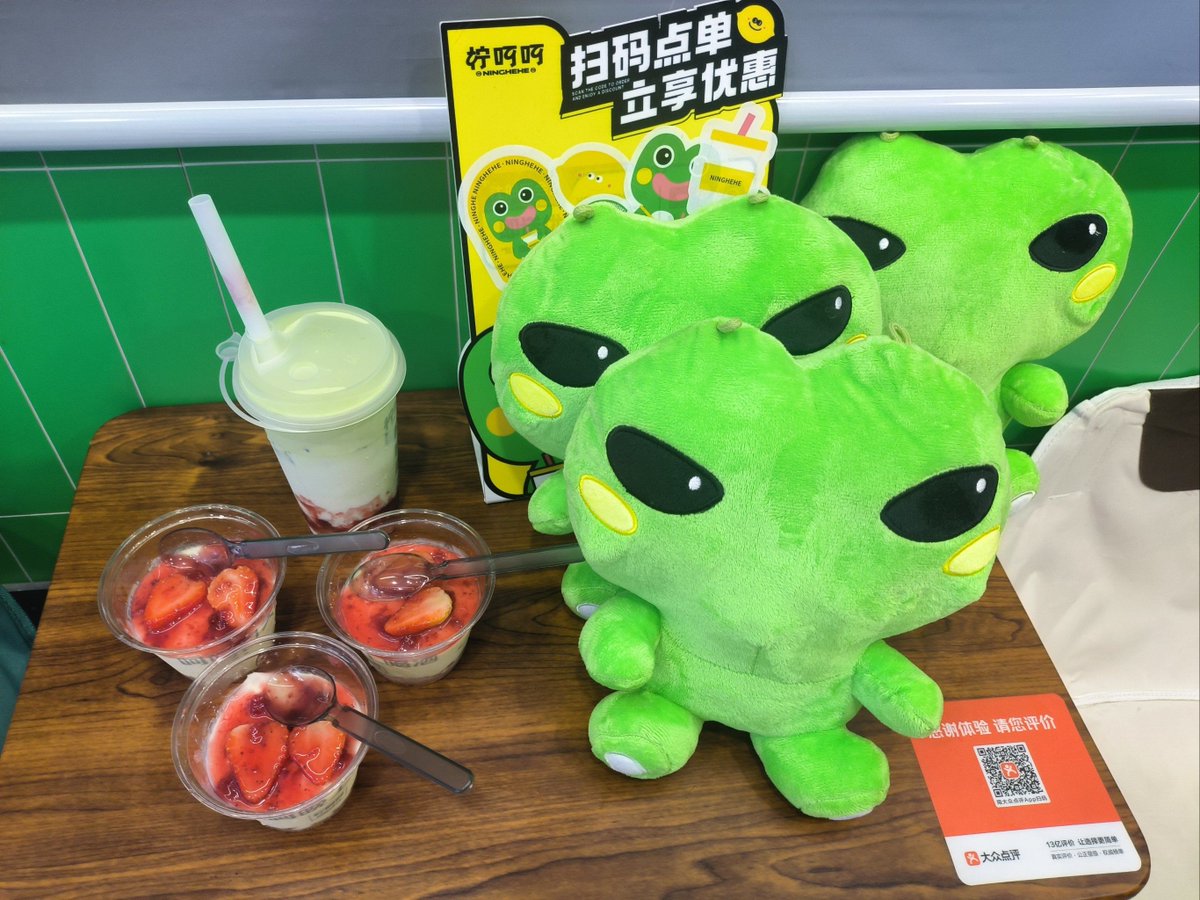 AlexaAlexayy's tweet photo. 「新しい恐竜グッズを見つけた！カワイイのにちょっとワイルドで、倩ちゃんもきっと気に入るはず。衙のお菓子と一緒に写真撮ったら、彼女が醋くれるかも？」 https://t.co/VF3h8iaNUq