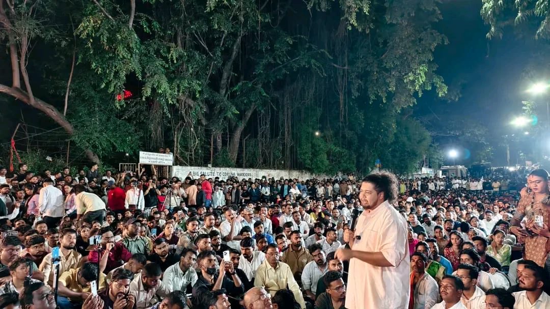 Sujat_Ambedkar's tweet photo. आज पुन्हा एकदा पुण्यातील एमपीएससी विद्यार्थी आंदोलनाच्या ठिकाणी वंचित बहुजन आघाडीच्या नेत्या दिशा शेख, पक्षाचे प्रदेश महासचिव प्रा.सोमनाथ साळुंखे आणि वंचित बहुजन आघाडी पुणे शहर यांच्यासह भेट दिली. 

एमपीएससी आंदोलनावर आज अनेक आरोप केले जात आहेत. पण आरोप करत बसण्यापेक्षा आपल्याला प्रत्यक्ष कृती करायची आहे. MPSC आयोगाचे अध्यक्ष भीमनवार यांचा राजीनामा झालाच पाहिजे! परंतु, केवळ एका राजीनाम्याने हा प्रश्न सुटणार नाही; त्यासाठी संपूर्ण व्यवस्थाच बदलावी लागेल.

एमपीएससी पेपरफुटी विरोधात शासनाने कठोरातील कठोर कायदा तयार केला पाहिजे आणि पेपरफुटीतील आरोपींवर देशद्रोहासारखा गंभीर गुन्हा दाखल झालाच पाहिजे.

आंदोलनादरम्यान ज्या विद्यार्थ्यांवर गुन्हे दाखल करण्यात आले आहेत, त्यांच्या मदतीसाठी वंचित बहुजन आघाडीची लीगल टीम मैदानात उतरली आहे. वंचित बहुजन आघाडीचे वकील या विद्यार्थ्यांचे  वकीलपत्र घेऊन त्यांची केस मोफत लढतील.

एमपीएससीच्या विद्यार्थ्यांना कधीही अडचण आली तर मला पुन्हा बोलवा मी पुन्हा येईल.
वंचित बहुजन आघाडी आणि सम्यक विद्यार्थी आंदोलन प्रत्येक एमपीएससी विद्यार्थ्याच्या पाठीशी खंबीरपणे आणि ठामपणे उभी आहे!

जयभीम! ✊

#MPSC_Student #Andolan