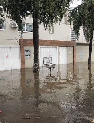 Point__Pop's tweet photo. Rio transborda no Rio Grande Do Sul e 400 pessoas precisam sair de casa. https://t.co/RteEcHllDx
