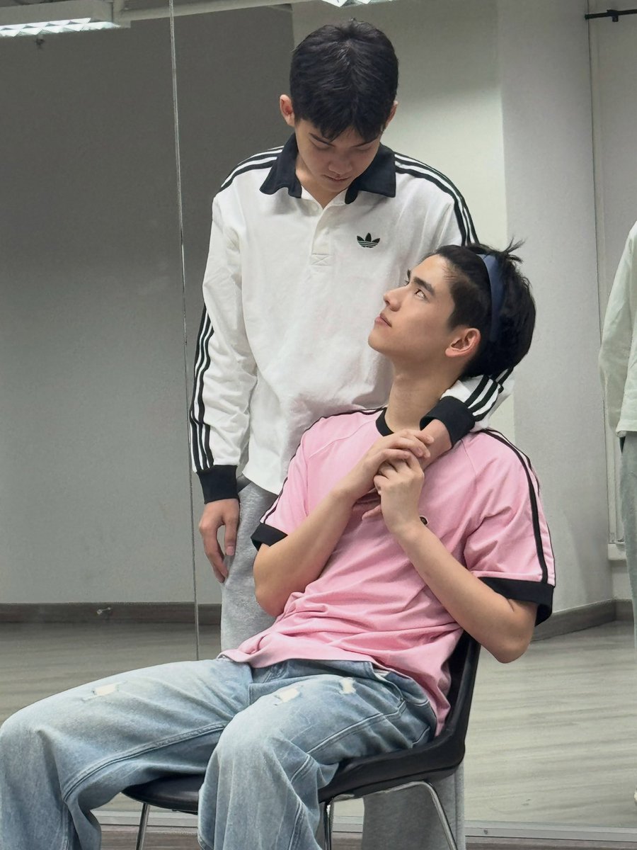 bbbsmilenarak's tweet photo. ฉากง้องอน กอดคอมองตาหวานเจี๊ยบ แต่ภาพ2พัตเตอร์มานจับหน้าหรือมานตบ คนนี้ชอบซ๊อตบักลีด้วยอะสิ 566957464657 https://t.co/ELQvdNKI9c